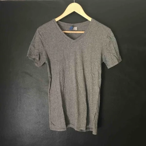 - Grå v-ringad t-shirt från H&M. 