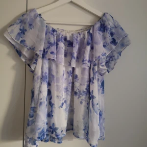  - Superfin ljusblå topp från BikBok! Perfekt för sommaren ☀️