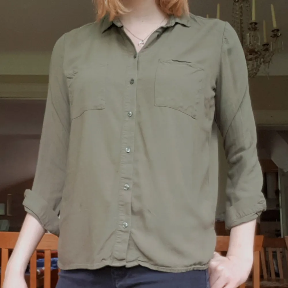 Militärgrön skjorta från HM. Längden passar någon under 170, jag är 182 därför ser den kort ut.. Skjortor.