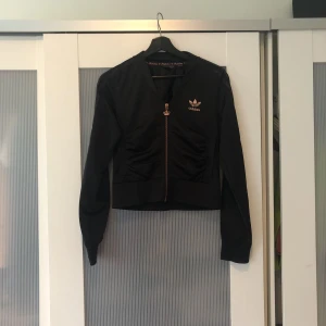  - Sjukt cool jacka från Adidas. Den har två revor (se bild 2) men dessa syns knappt när man har den på sig. Annars är den i bra skick. Den är så klart äkta. 