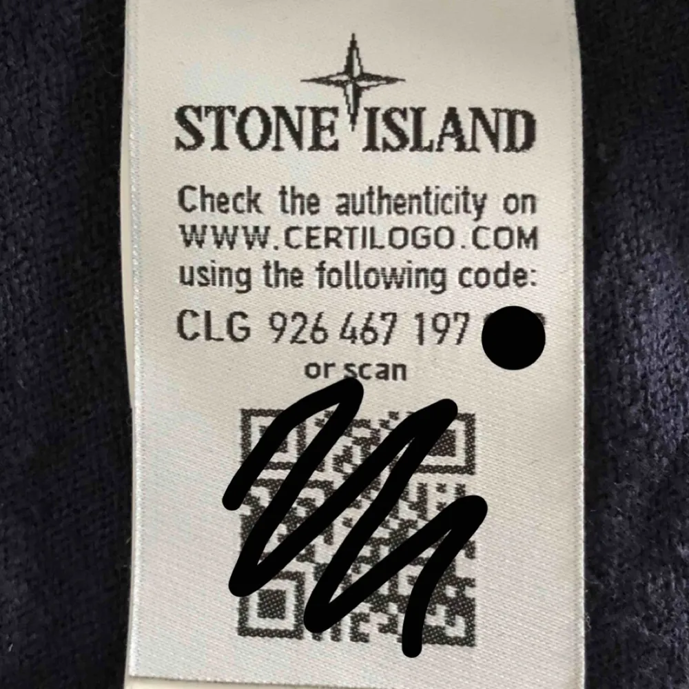 Mörkblå Stone Island tröja i storlek L (passar även M). Använd endast en gång.  10/10, inga flaws. . Stickat.