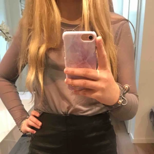  - Såå snygg långärmad mesh i en jättesnygg gråblå färg. Knappt använd! Frakt tillkommer