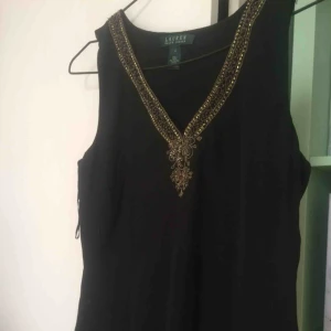  - Ralph lauren blus/linne med guld detaljer som är V ringad!! Använts bara en gång. 