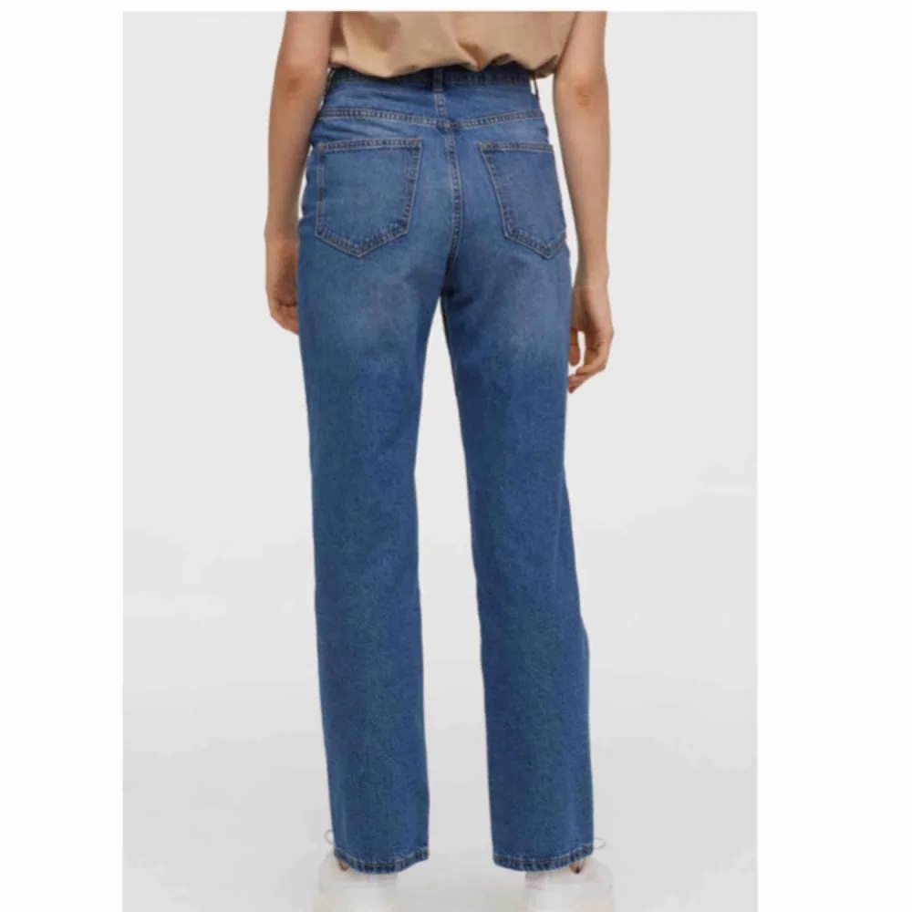 Supersnygga blå jeans från H&M i den perfekta modellen! Riktigt hög midja och raka ben. Så sköna och mjuka. Storlek 36. Helt slutsålda på hemsidan. Säljer pga dom tyvärr är för stora för mig. Endast använda en gång. Frakt tillkommer. . Jeans & Byxor.