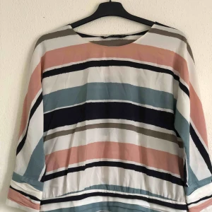  - Blus från Zara, säljes för 50kr.   Kan mötas upp i Malmö/Lund, annars står köparen för frakt! 