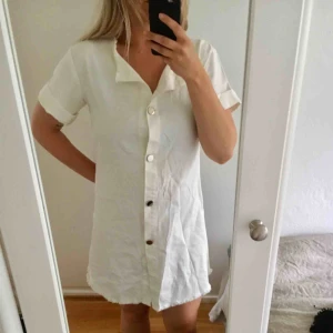  - Super fin vit klänning, i bomull (nästan lite jeansliknande material). Perfekt sommarklänning!  I bra skick, men kan behöva en strykning samt att det saknas en knapp längst ner, men går att köra ändå, eller sy dit en ny såklart.   Köpt från Asos. 