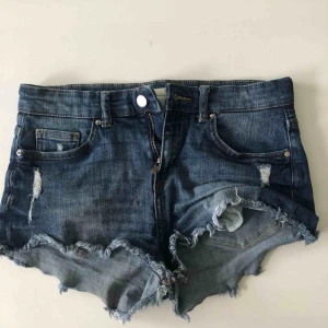  - Väldigt fina blåa shorts från H&M, sitter jätte bra både där fram och bak , använt ett fåtal gånger 