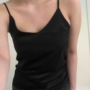  - Svart blank klänning med smala band. Kan mötas upp i Linköping. Annars står du för frakten. Önskas fler bilder så säg till! ♥️