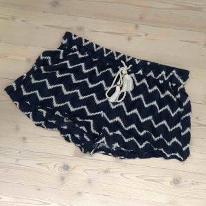  - Mönstrade mörkblå shorts i skönt material. Resår i midjan, tofsar framtill. Använd ett fåtal gånger så i fint skick! Köpren står för frakten 🦋