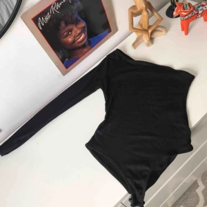  - Svart one shoulder body. Aldrig använd,  tyvärr för liten för mig. Frakten ingår i priset!💖💖💖