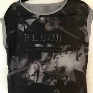  - En fin tröja som är genomskinlig fram. 