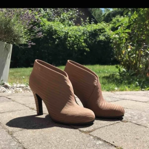  - Jättefina ankelboots från United Nude Oanvända  Ordinarie pris:1700 Det är storlek 38 men passar även 39