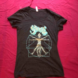  - Superfin t-shirt med bandet Ghost! Fint skuren i midjan för att sitta snyggt och skönt material. Nästan helt oanvänd. 