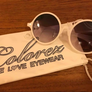  - Vita stora runda solglasögon med vit solglasögonpåse. Nya och endast ett exemplar av dessa. 35:- och då bjuder jag på frakten!