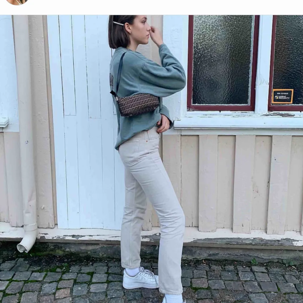 Beiga jeans ifrån Levi’s, raka i benen! Skickar fler bilder vid förfrågan . Jeans & Byxor.