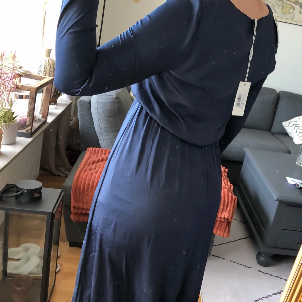 ”Lång”klänning från Nelly, med fin slit på ena sidan. Dark Blue färg. Helt ny, aldrig någonsin använd tyvärr, prislappar fortfarande kvar. (står ej för frakt) . Klänningar.