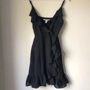 Klänning  - En jättefin klänning som aldrig används pga fel storlek tyvärr. Står storlek 38 men skulle säga att den passar 36. Frakt tillkommer