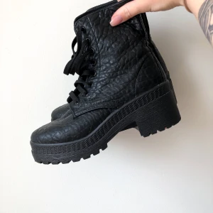 Kängor  - Svarta kängor från Tiamo med svagt mönster. Sparsamt använda 