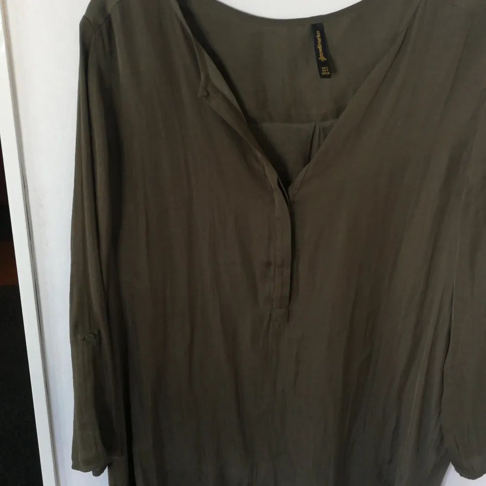 Military green satin blouse . Puserot.