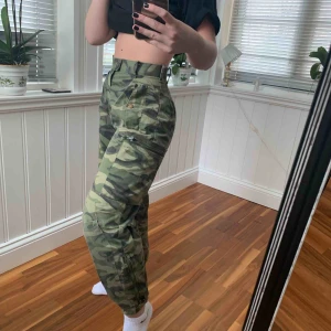 - Camobyxor köpa second hand, oklart med storleken pluss att jag sytt in dom en del i midjan. Det går dock lätt att ta bort då jag inte klippt bort något tyg. Så himla fin passform men använder inte så mycket längre! 🤩