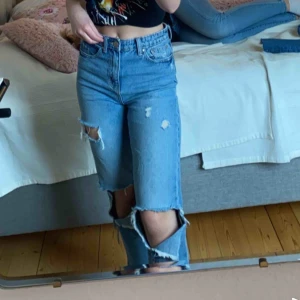Jeans - Trendiga jeans, sitter tajt där uppe och blir sedan raka i benen, hål på knäna och på låren. Skicket är som nytt och säljs pågrund av att jag ej använder dem. Jag är 162 och byxorna sitter bra i längden