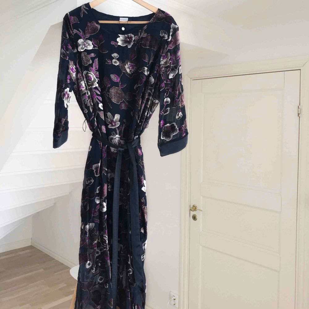 Säljer en blommig klänning med | Plick Second Hand