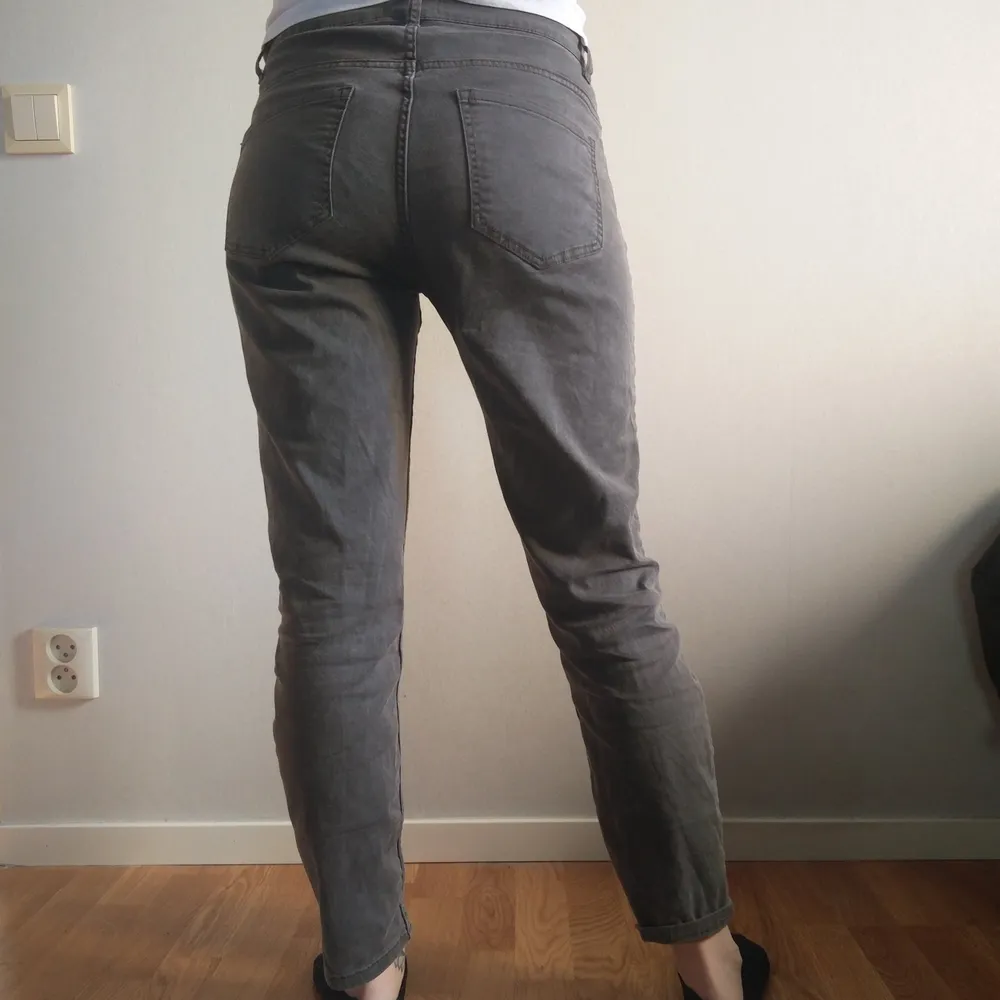 Snygga och bekväma gröna korta jeans från Lindex. Snygga dragkedjedetaljer fram. Säljer då de helt enkelt är lite stora för mig (då jag är mer åt 36). Kan köra safepay för en extra tia. :). Jeans & Byxor.