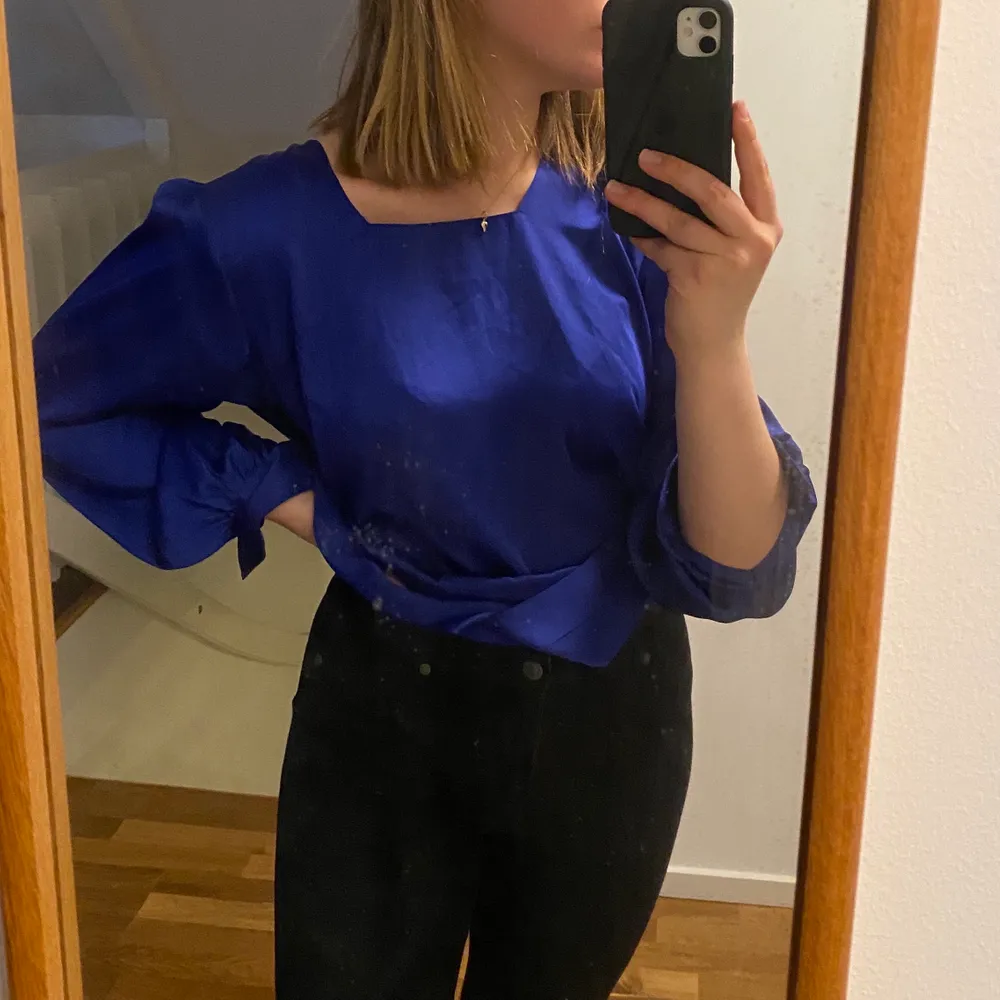 Härlig blus som man kan ha två ”band” som på andra bilden antingen fram eller bak! Superfint båda två! Dma för frågor eller bilder! Köpare står för frakt men jag kan också mötas upp i Malmö! ☀️. Puserot.