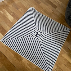 Scarf i siden från toteme  - Fint skick, 60*60, mörkblå och benvit. 