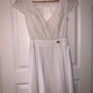 Vit studentklänning  - Superfin vit studentklänning i storlek S. Öppen i ryggen. Använd 1 gång. Nypris 600 