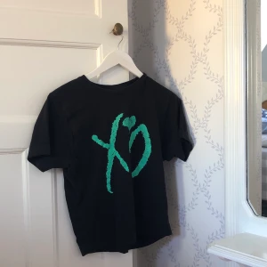 The Weeknd merch t-shirt - The Weeknd’s merch t-shirt från hans konsert i Stockholm 2017. Storlek s, men har sytt upp den nertill så skulle säga att den är mer av en xs. Går att förhandla pris.