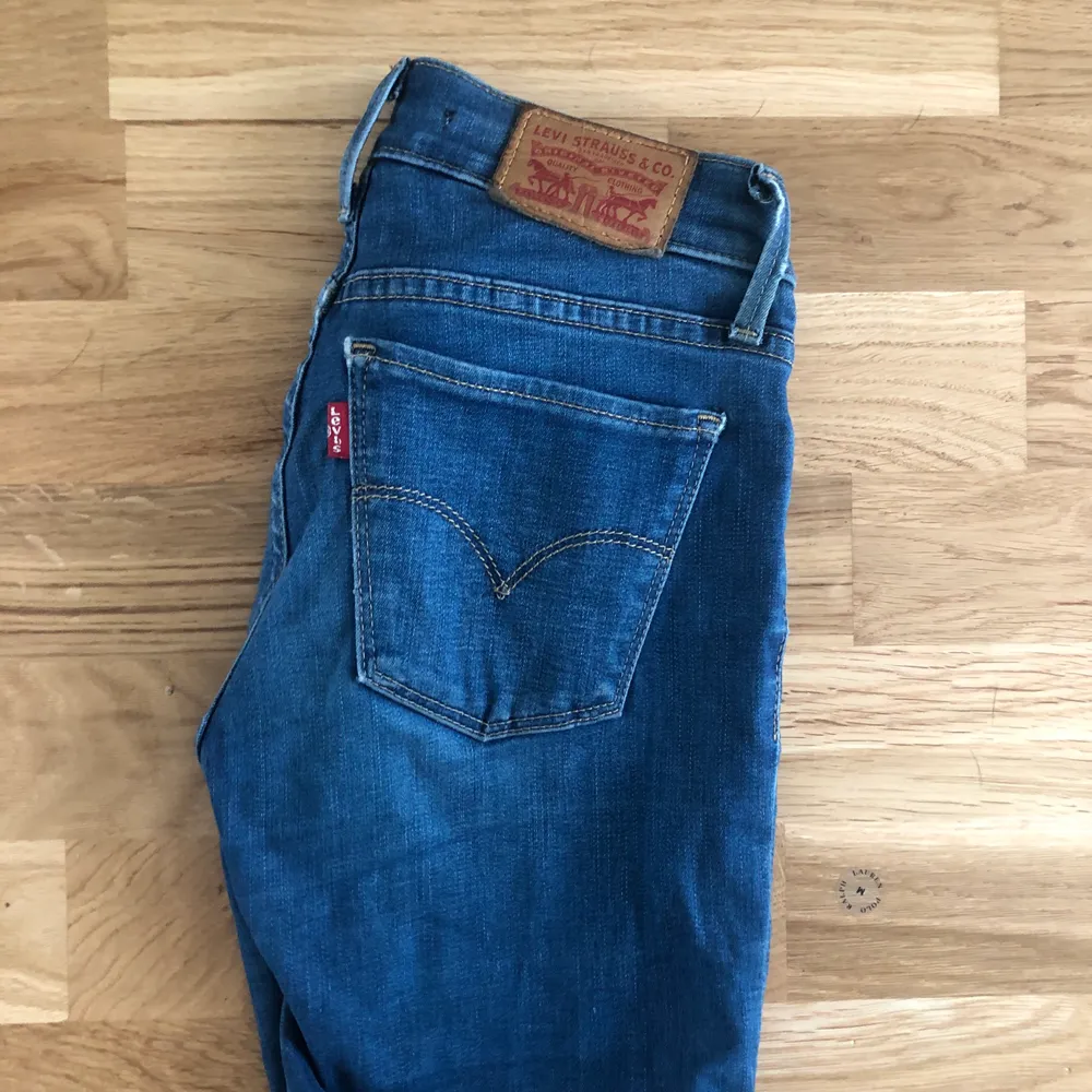 Blåa Levi’s jeans, frakt 79kr:) Endast swish. Jeans & Byxor.