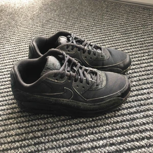  - Svarta air force💕fina och sköna skor!! Frakt tillkommer😍