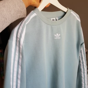 Adidas- tröja  - En väldigt fin ljusblå adidaströja!💙 buda i kommentarerna!💖