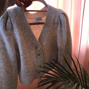  - Svin snygg stickad kofta från &other stories. Original pris är 790 så den ligger på mindre än halva priset, super snygg till jeans och är slut sold överallt. Köparen står för frakt 💞