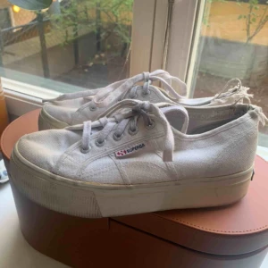  - Superga i strl 38. Fin använd skick.  En tvätt med vanish så är dem som nya:)