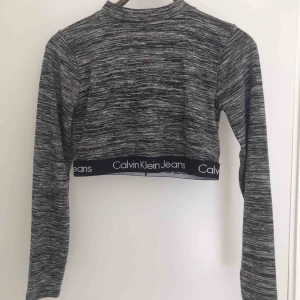  - Köptes i NYC. Endast provad. Storlek L, den passade bra på mig som är M. Vill ni att den ska vara oversize så funkar S :)