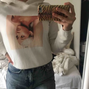  - Superfin och bekväm hoddie med tryck på både bak och framsida. Antal fåtal gånger och mycket bekväm Förekommer även frakt