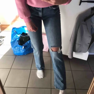  - Säljer (tyvärr) mina älskade jeans från zara för att de har blivit för små!! Snyggaste jeansen NÅGONSIN🥺🥺🥺🥺 storlek 36❤️❤️ frakt tillkommer, skriv för fler bilder eller frågor🥰⚡️✨