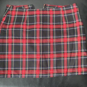 Rutig Kjol NEW LOOK nytt - Hej, jag har rutig kjol från NEW LOOK. Kjol är oanvänd. Nytt. 