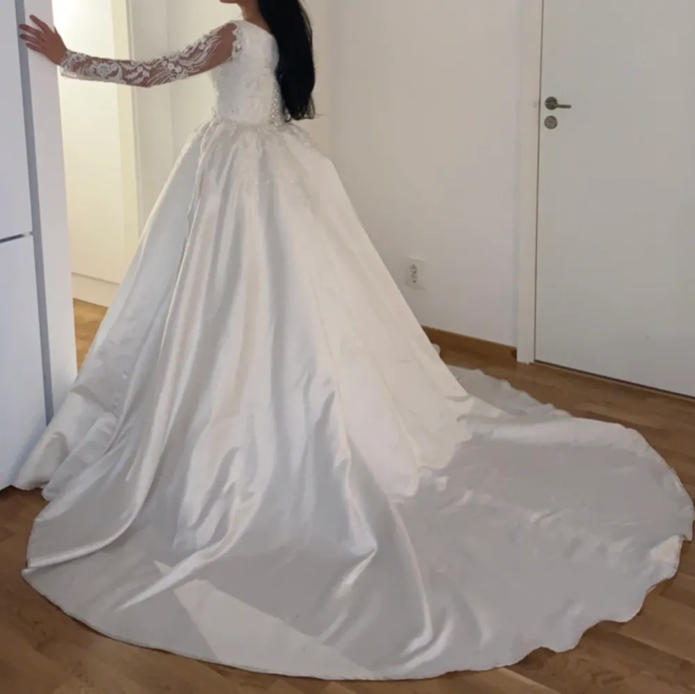 Brudklänning i silke från Turkiet, är inte kemtvättad. Pris kan diskuteras vid snabbköp. . Klänningar.
