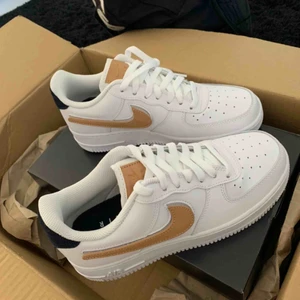 Rare Nike ait force - Helt oanvända Nike air force 1 07. + 4 stycken kardborre Nike märken med olika färger som man kan byta hur man vill på skorna.   Beställde fel färg och hann inte lämna tillbaka i tid så vill därför se om folk är intresserade att köpa dem istället. 🖤 NU ÄR DET BUD SOM GÄLLER HÖRNI!! Många intresserade🖤