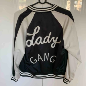  - Asball tunnare jacka från Monki. Mycket gott skick, knappt använd. Passar xs-m beroende på önskad passform!! Jag som är M tycker att den sitter bra (inte alls tight)!!🌼