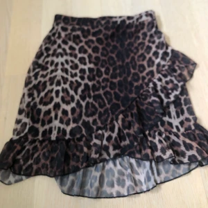 Nelly leopard kjol - knappt använd i xs, väldigt strechiga så passar absolut S också 🧚🏻‍♀️ 125 kr eller bud 
