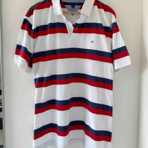 Tommy Pike - En oversized vit/blå/röd randig vintage/retro topp från  Tommy Hilfiger! Knappt använt, jätte fint skick :) Kan så klart skicka fler bilder, och frakt tillkommer! 
