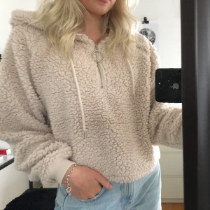 Bikbok tröja - Säljer min gosiga hoodie/luvtröja från Bikbok! Använd ett fåtal gånger. Storlek S