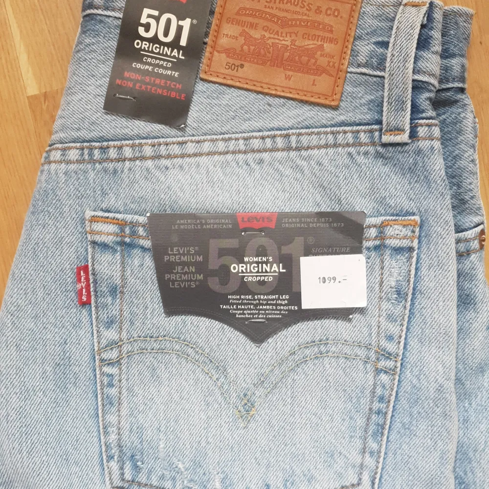 Oanvända Levi’s av modellen 501 women’s original cropped. En tapered/rak modell med cropped längd.   Strl 27x26. Innerbenlängd 68cm.   100% bomull . Jeans & Byxor.