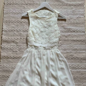  - Klänning från Nelly, endast använd 1 gång. Perfekt till skolavslutning eller student. Frakt tillkommer. 