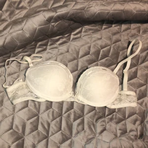 Vitspets bh  - Supergulliga vit bh med spets på sidorna. Storlek 75A. Märke No secret💕