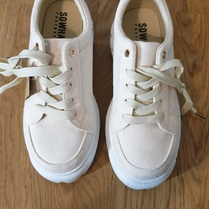 SoWhat chunky sneakers - Oanvända chunky sneakers i ljus beige färg från vamsko. Köpare står för frakt.